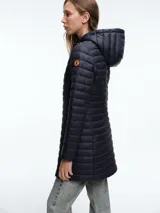 Campera larga acolchada color gris oscuro, con capucha fija, cierre frontal de cremallera de dos vías y diseño ligero con relleno sintético aislante.