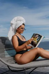 Bombacha de bikini negra de tiro medio, con diseño minimalista.