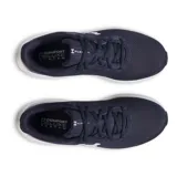 Championes de running Under Armour modelo Charged Pursuit 4, color azul marino con logo blanco en el lateral y entresuela blanca con tecnología Charged Cushioning. Presentan una parte superior de malla transpirable y diseño ergonómico para mayor comodidad y respuesta.