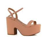 Sandalias color piel con plataforma y taco ancho. Tiras delgadas sobre el empeine y tobillo con hebilla ajustable.