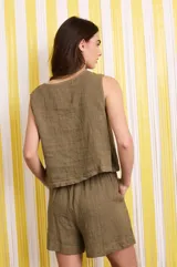 Short verde de lino, tiro alto, con cintura elastizada y corte holgado.