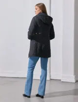 Campera capitoneada verde militar, marca Weatherproof, con abertura central con cierre, bolsillos delanteros y capucha desmontable.