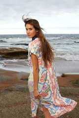 Túnica estampada con motivos geométricos en tonos pastel, escote en V y tajos laterales.