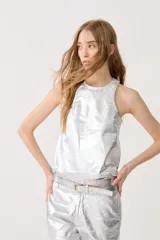 Musculosa plateada de lino metalizado con cuello redondo y sisas amplias.