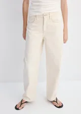 Jeans de corte holgado y tiro medio color beige claro, con diseño de pernera ancha y bolsillos clásicos.