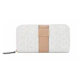 Billetera Guess modelo Isabella, de formato rectangular con cierre perimetral. Presenta un estampado monograma de la marca en color blanco y una franja central vertical en color tostado con placa metálica dorada con el logo grabado.