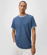 Remera de manga corta y corte regular de la marca Marfinno, color azul texturizado. Presenta cuello redondo y ribetes en cuello y puños con diseño a rayas en contraste de color blanco y azul.