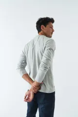 Remera gris de manga larga con cuello redondo y estampado frontal con la palabra 'Youthful' y el logo de Mistral.