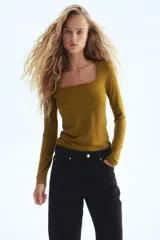 Remera de manga larga color mostaza, ajustada al cuerpo, con escote cuadrado.