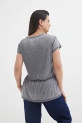 Remera azul con cuello redondo, bolsillo en el pecho y peplum en el ruedo.