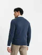 Sweater de punto con escote en V y manga larga, confeccionado en tejido acrílico con textura suave.