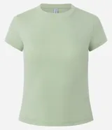 Blusa básica de manga corta y cuello redondo, confeccionada en malla rib de algodón con ajuste ceñido al cuerpo.