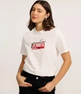 Remera blanca de algodón con estampa gráfica en la espalda inspirada en un club de jazz, con personajes de Peanuts (Snoopy, Lucy, Linus y Woodstock) y el texto "THE PEANUTS LOUNGE JAZZ AND UPPER LIVE CLUB MUSIC".