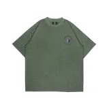 Remera verde militar de corte oversize con cuello redondo y estampado pequeño en el pecho con el logo de Kaboa Industries.