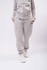 Pantalón de jogging color gris oscuro con efecto lavado, confeccionado en frizza. Presenta cintura elástica con cordón de ajuste y corte relajado.