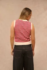 Top de punto sin mangas con diseño de rayas horizontales en color rojo y crudo, escote redondo.