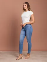 Jean skinny tiro medio color azul, marca One Five One, confeccionado en algodón elastizado. Cuenta con pretina con pasadores, cierre y botón metálico, bolsillos delanteros y traseros, y laterales sin costura.