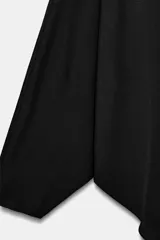Camiseta tipo capa color negro de algodón Supima 100%, con escote en V, manga larga fluida y bajo asimétrico.