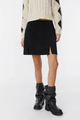 Minifalda marrón de cuero con tajo lateral.