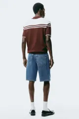 Bermuda de cinco bolsillos en denim de algodón grueso. Modelo de cintura estándar con cierre y botón, y piernas de corte relajado.