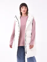 Chaleco largo acolchado color blanco con capucha y cierre frontal con cremallera.