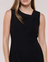 Vestido midi de crepe color azul, sin mangas, con cuello asimétrico con pliegues y ruedo con terminación en encaje calado.