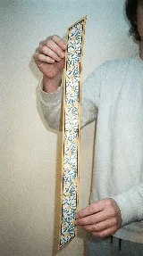 Cinta delgada de tela, tipo pañuelo twilly, con estampado de cítricos amarillos y hojas verdes sobre fondo blanco, ribeteada en amarillo mostaza.