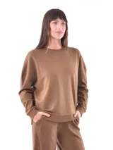 Buzo de cuello redondo color marrón, con mangas largas y puños y dobladillo acanalados.