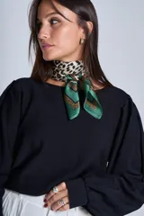 Blusa negra de mangas largas abullonadas y cuello redondo.