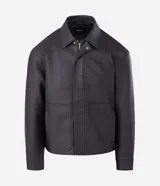 Campera de estilo urbano confeccionada en poliuretano con acabado lavado y textura que imita el cuero. Presenta cuello inglés, cierre frontal con cremallera, vista con botones y bolsillos delanteros amplios.