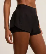 Bermuda deportiva tipo runner de microfibra color azul marino, con cintura elástica, bolsillo con cierre y diseño holgado con bajo redondeado.
