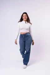 Pantalón de jean estilo wide leg, de tiro alto, con corte recto y piernas anchas. Presenta un lavado azul medio clásico, con costuras en tono ocre y cierre frontal con botón metálico.