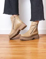 Botas cortas de cuero color beige, con cierre lateral y suela track.