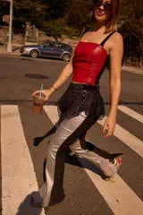 Faja de cintura con diseño de encaje negro, estilo peplum, con cierre frontal y estructura reforzada.