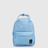 Mochila Bubba modelo Montreal de diseño acolchado, color celeste, con compartimento principal con cierre, bolsillo frontal con cierre y correas ajustables. Incluye etiqueta de marca en la parte inferior.