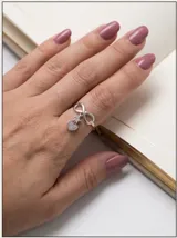 Anillo de plata 925 con diseño del símbolo del infinito y dijes colgantes en forma de estrella y corazón, ambos decorados con circonias.
