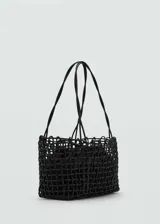 Bolso tipo shopper de diseño trenzado en color negro, con estructura de rejilla y bolsa interior de tela con cierre ajustable. Cuenta con dos asas largas para llevar al hombro.
