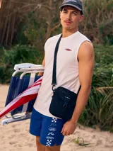 Short de baño negro con estampado de logos de la marca en blanco y una franja lateral con diseño de damero.