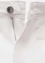 Pantalón de jean estilo wide leg, color blanco, de tiro alto con cierre frontal de cremallera y botón. Presenta dos bolsillos de parche en la parte delantera y trabillas para cinturón.