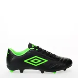 Championes de fútbol Umbro modelo Classico II HG, color negro con detalles en verde neón. Presentan un diseño clásico con costuras en la puntera para mayor control, cierre con cordones y suela con tapones para césped natural firme.