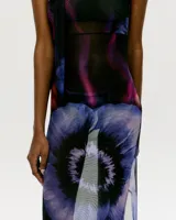 Vestido midi de tul transparente con estampado floral en tonos violeta, negro y rosa. Diseño sin mangas, corte ajustado y cuello choker.