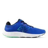 Championes de running New Balance 520 V8, color azul con detalles en verde y negro. Presentan un empeine de malla técnica transpirable sin costuras, entresuela de espuma EVA para mayor amortiguación y suela de caucho duradera.