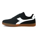 Championes urbanos Diadora modelo Bamtela, color negro con logo lateral blanco y suela de goma color caramelo.