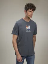 Remera gris de algodón con cuello redondo y estampado frontal de dos botellas con la inscripción "BENSON & THOMAS CREATIVE ARCHIVE".