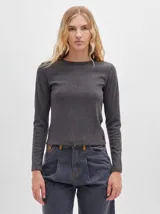 Remera de manga larga con cuello a la base, confeccionada en tejido acanalado con calce al cuerpo y diseño tipo crop.