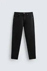 Jeans de hombre, corte skinny y largo cropped, color negro lavado. Presenta cinco bolsillos y cierre frontal con cremallera y botón.
