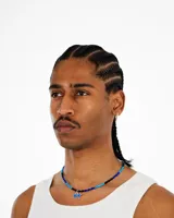 Collar de cuentas de colores azul, celeste y negro con dije de dos estrellas plateadas.