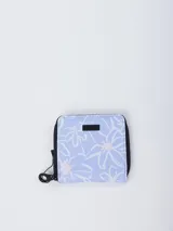 Billetera cuadrada con cierre de cremallera, color lavanda con estampado de flores blancas y centros color salmón.