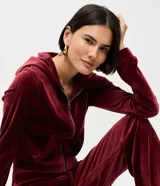 Saco abierto de plush color bordó, con cierre frontal, capucha y bolsillos funcionales. Presenta una textura suave y confortable, ideal para abrigo.