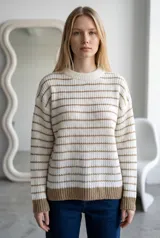 Sweater de tejido de punto con diseño a rayas horizontales en color crema y bordó, de corte holgado, cuello redondo y puños acanalados.